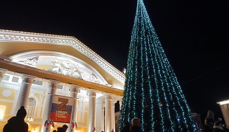 В Калуге открыли главную городскую елку