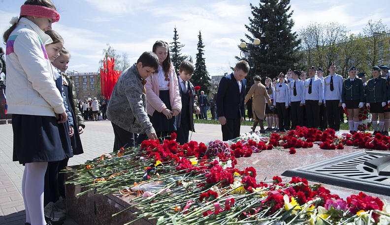 Калужские школьники продемонстрировали фланкировку и фигурную маршировку