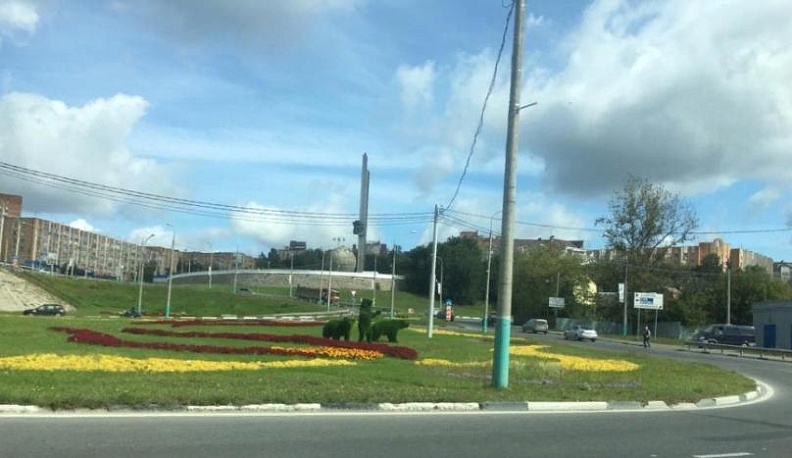 На въезде в Калугу появились три медведя