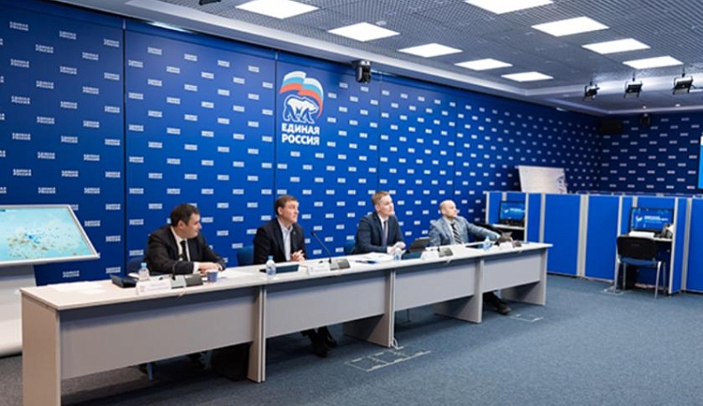 Соцработники, врачи скорой помощи и волонтеры в регионах получат миллион медицинских масок