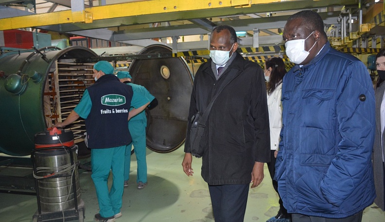 В Боровском районе посла Уганды накормили винегретом