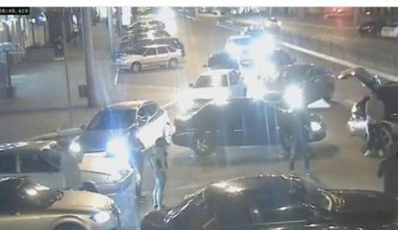 Полицейские установили молодых людей, танцевавших лезгинку на дороге в Калуге