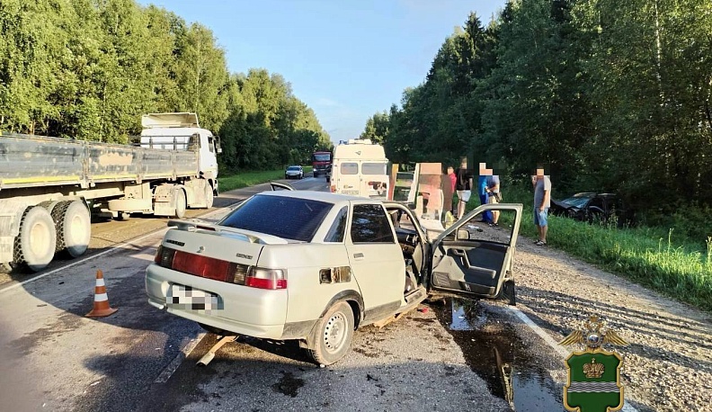 В Дзержинском районе в результате столкновения двух легковушек погибли трое человек 