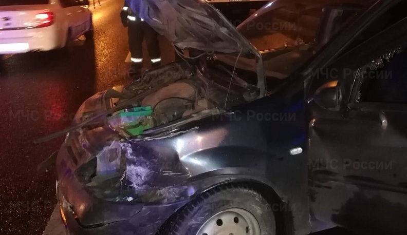 На трассе в Калуге у деревни Мстихино столкнулись фура и легковой автомобиль