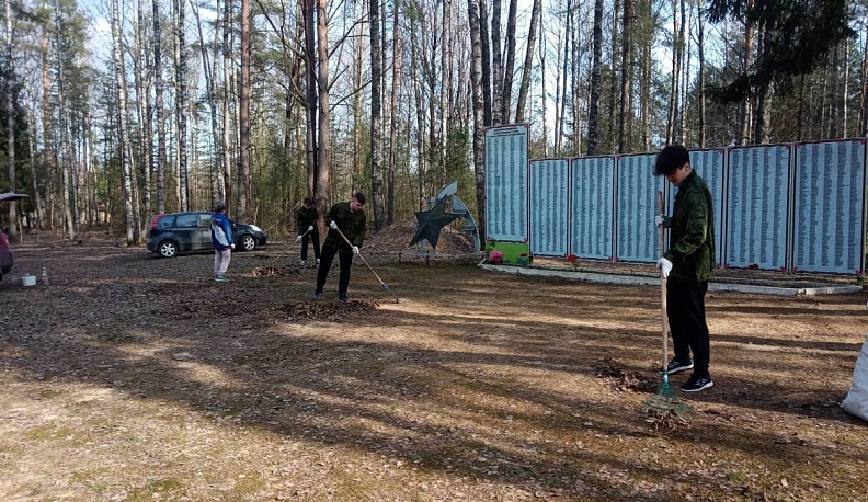 Юнармейцы и волонтёры Победы Думиничского района навели порядок на Мемориале в деревне Высокое
