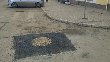 В Калуге заасфальтировали ямы вокруг люка после обращения в интернете