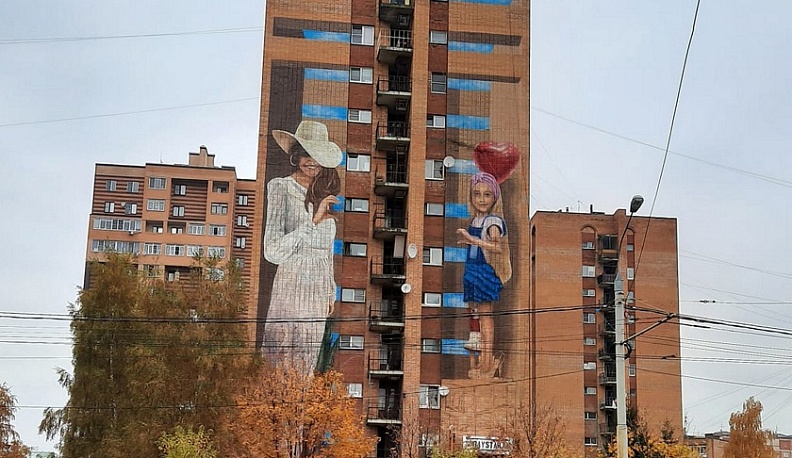 В Калуге на Правобережье появился мурал с девочкой и женщиной