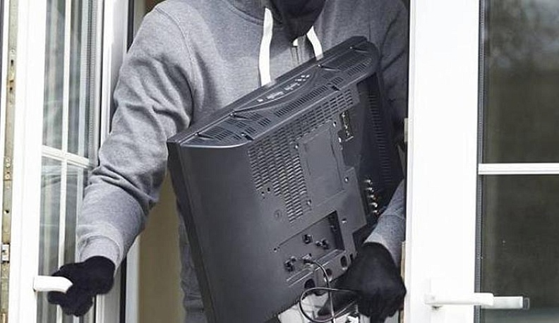 В Калуге вор нашел ключ от квартиры под ковриком