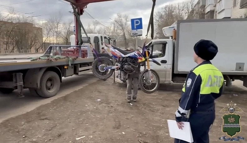 Калужские подростки без прав и шлемов лишились мотоцикла