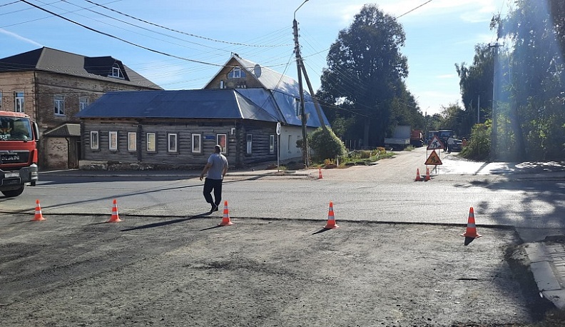 В Тарусе ремонтируют городские дороги