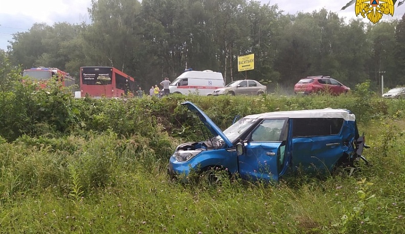 В Калужской области в столкновении автобуса и легковушки пострадали два ребенка