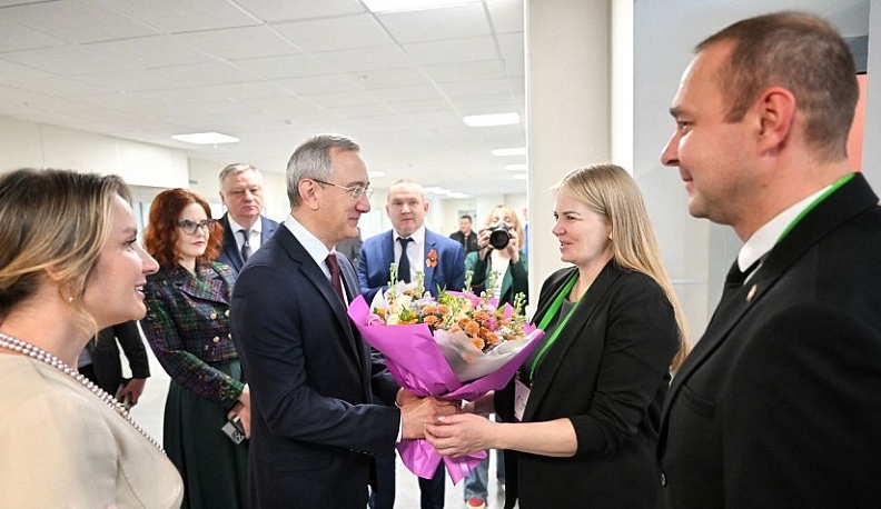 Владислав Шапша поздравил семью Петровых с рождением шестого ребёнка