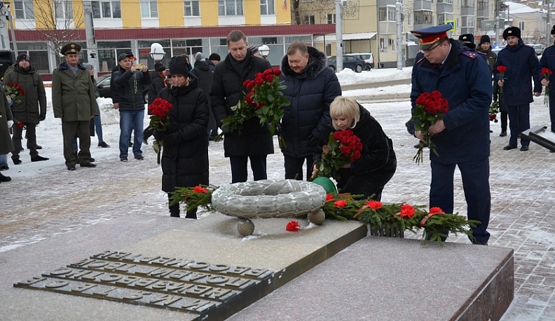 Участники всероссийской «Вахты Памяти-2023» возложили цветы к Вечному огню в Калуге