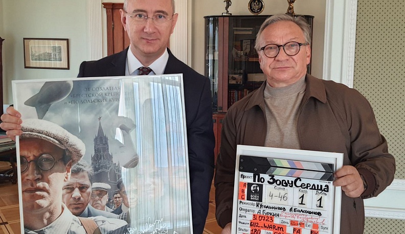 Игорь Угольников передал губернатору Калужской области хлопушку со съемок фильма «По зову сердца»
