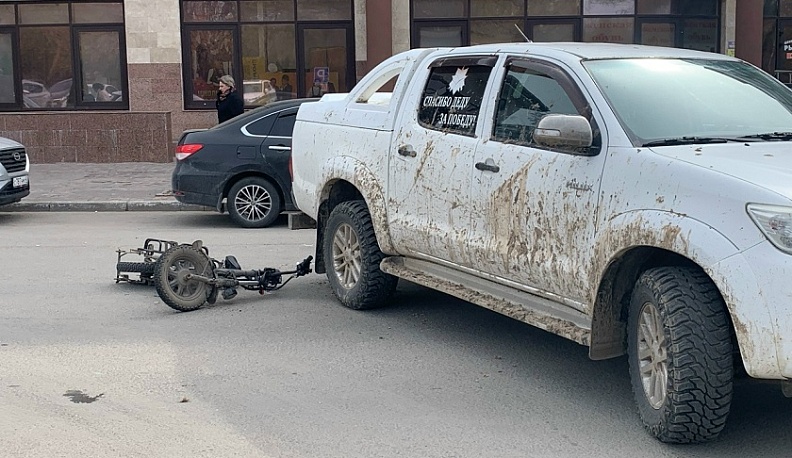 В Калуге электросамокатчик врезался во внедорожник у рынка «Панорама» 