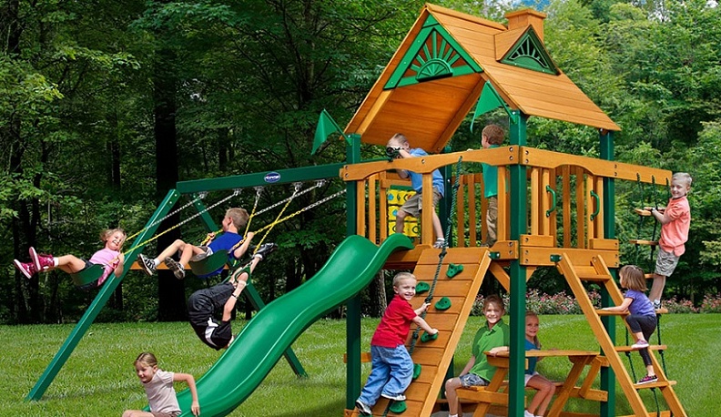 В Людинове отремонтировали детские площадки после взыскания 50 тысяч рублей с администрации города