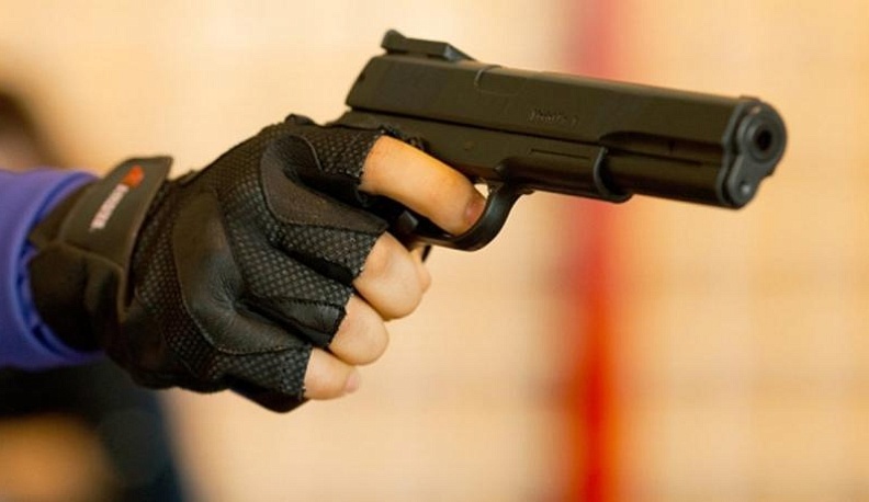 Людиновец ограбил собутыльника, угрожая тому пистолетом 