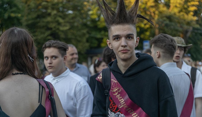 Отдельного внимания заслуживают прически выпускников. Например, ирокез как у солиста группы «Король и шут» Михаила Горшенёва. Или авангардные косы в стиле культового сериала «Игра престолов».