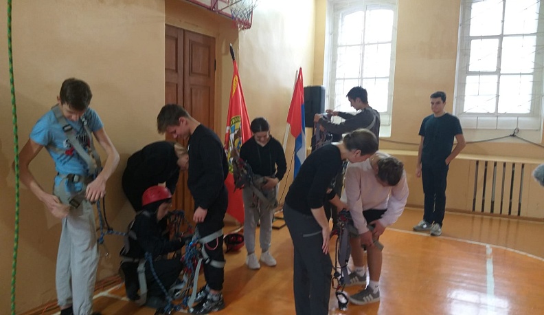 В Калуге православные гимназисты метали ножи и стреляли