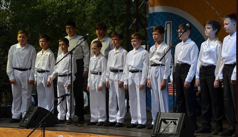 В парке культуры и отдыха Калуги выступают воспитанники детских школ искусств