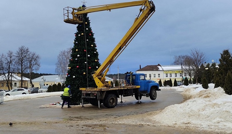 В Калужской области начали убирать елки 