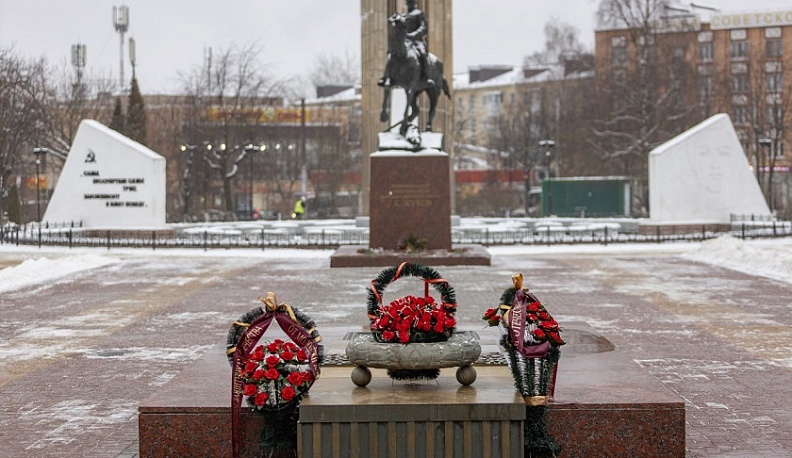 На площади Победы в Калуге почтили память погибших героев