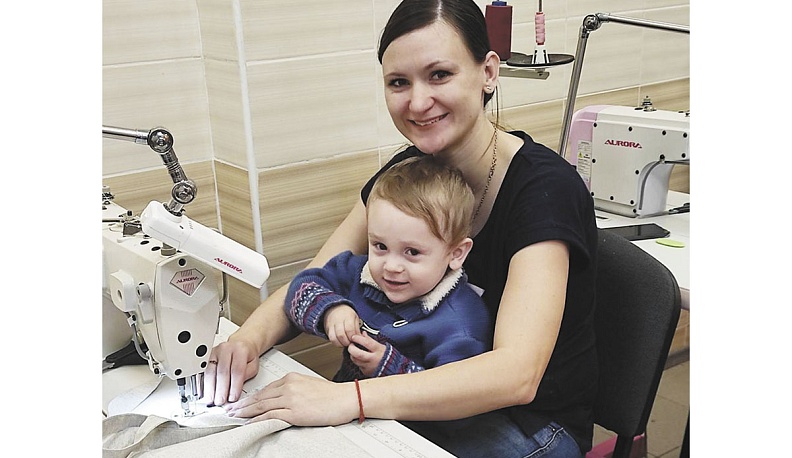 В умелых руках дело спорится: девушки шьют и балаклавы,  и пятиточечники.