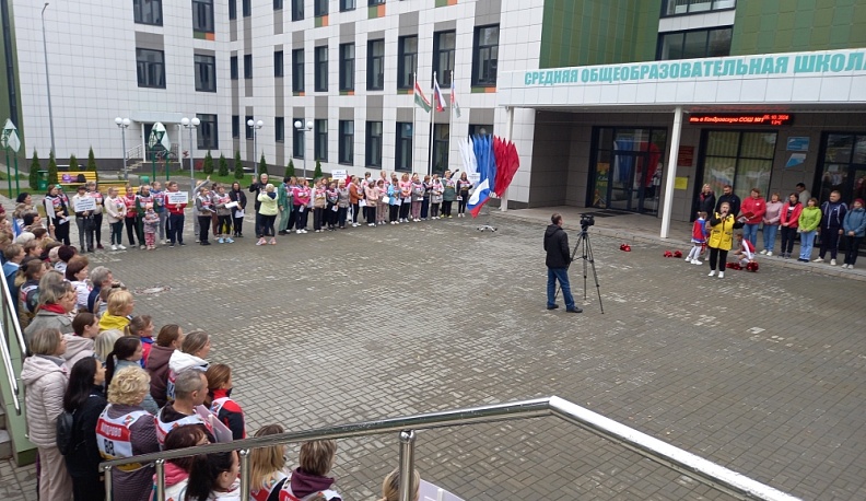 Педагоги Дзержинского района отметили День учителя спортивным праздником