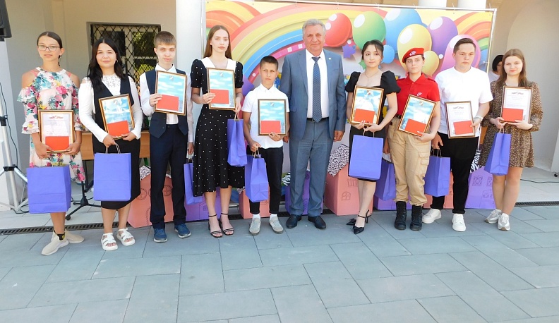 Депутаты Дзержинского района наградили лучших учеников