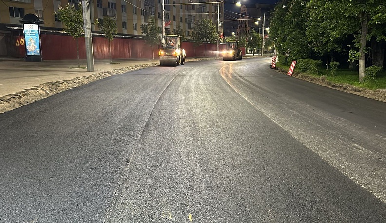 В Калуге по нацпроекту «Безопасные качественные дороги» ремонтируют дорожное покрытие на площади Победы