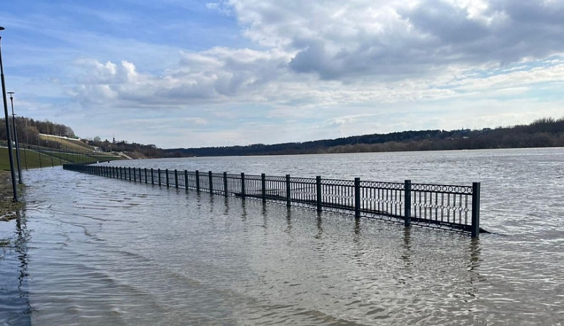 В Калуге уровень воды в реке Ока стал меньше на метр