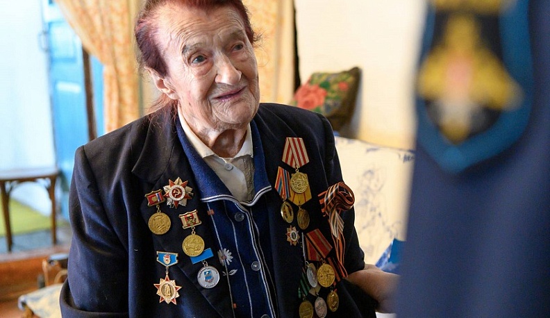 Владислав Шапша вручил медаль «За оборону Москвы» ветерану Пелагее Королёвой