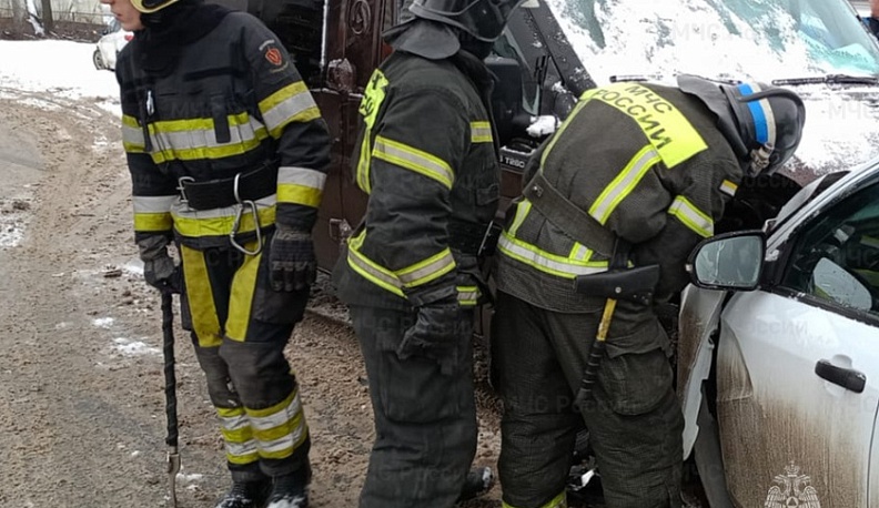 В Калуге столкнулись микроавтобус и легковушка