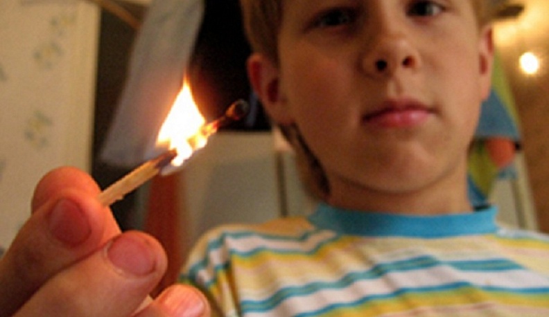 Калужанам дали рекомендации, как избежать пожара по причине детской шалости с огнем