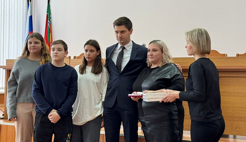 В Людинове в День героев Отечества вручили награды, провели акцию и встречу