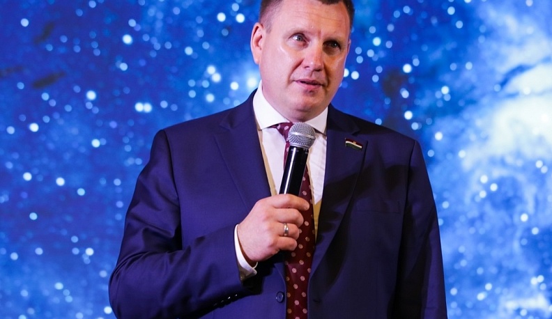 Геннадий Новосельцев поздравил жителей региона с Днем семьи, любви и верности