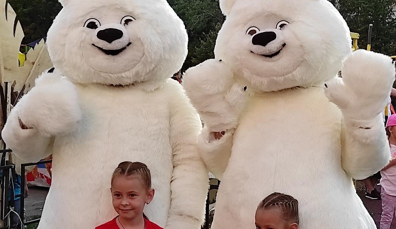 На День Правобережья пришли белые мишки Правобережья