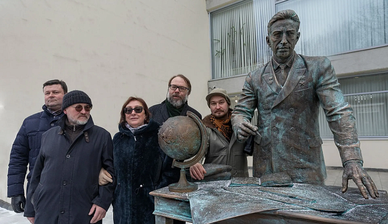 В Калуге открыли памятник лётчику-космонавту Константину Феоктистову