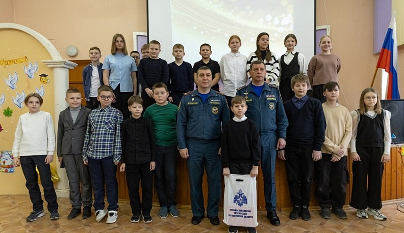 Сотрудники МЧС поблагодарили 11-летнего школьника из Калуги за спасение бабушки на пожаре