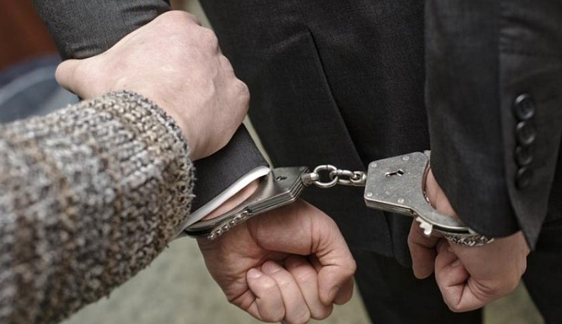 Пытавшийся дать взятку сотруднику УФСБ коммерсант находится под домашним арестом