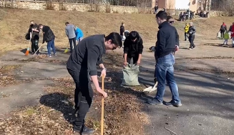 Жители Обнинска провели субботник в Репинском овраге