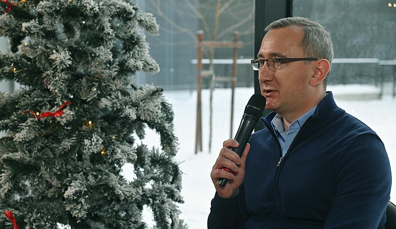 Что год грядущий нам готовит,  что год ушедший нам принёс