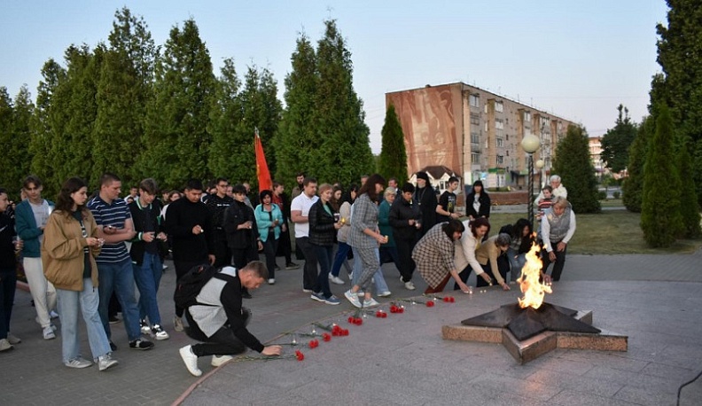 Десятки жителей Кирова зажгли свечи в память о погибших в годы Великой Отечественной войны