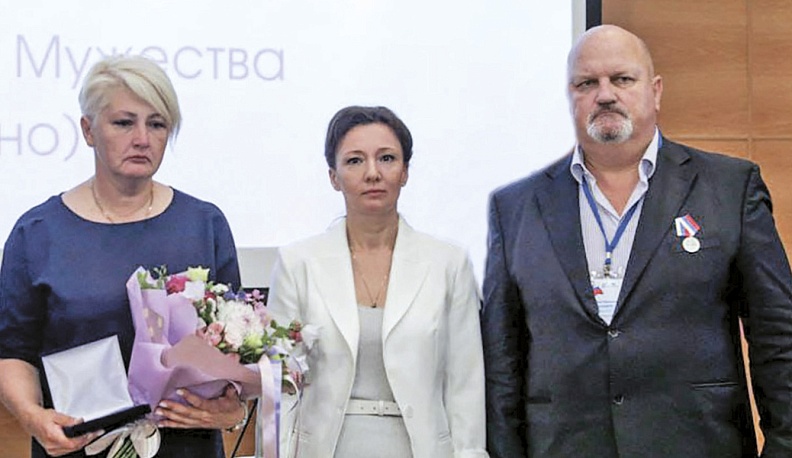 На награждение в Госдуму Андрей Шумкин приехал с  женой (на фото слева).