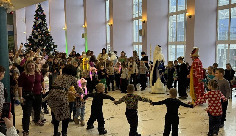 В Калужской области детям участников СВО вручают новогодние подарки
