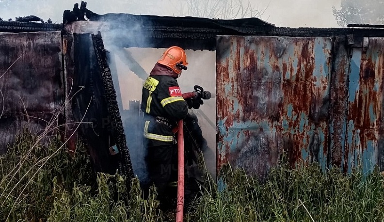 В Жуковском районе произошел пожар в хозпостройке