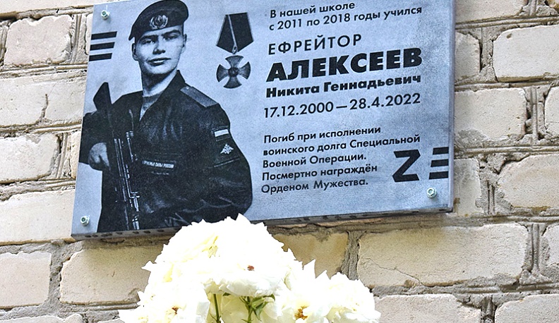 Высока, высока  над землёй синева...