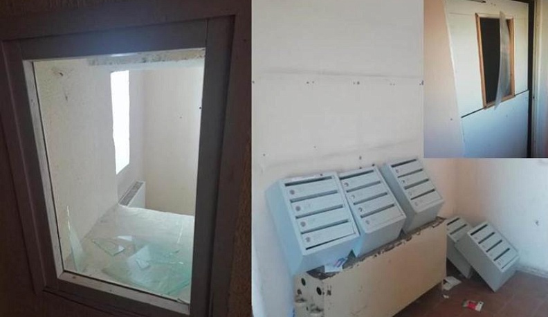 Полицейские проводят проверку после погрома в подъезде дома на севере Калуги