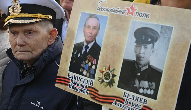 Калужане почтили память героев Великой Отечественной войны у Могилы Неизвестного Cолдата 