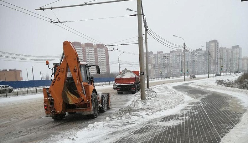 В Калуге снег чистят по всему городу